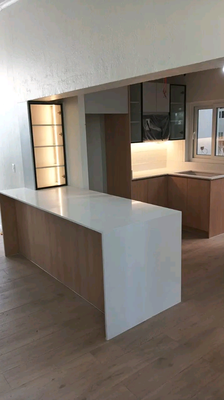 Isla de cocina con cubierta en cascada en La Florida