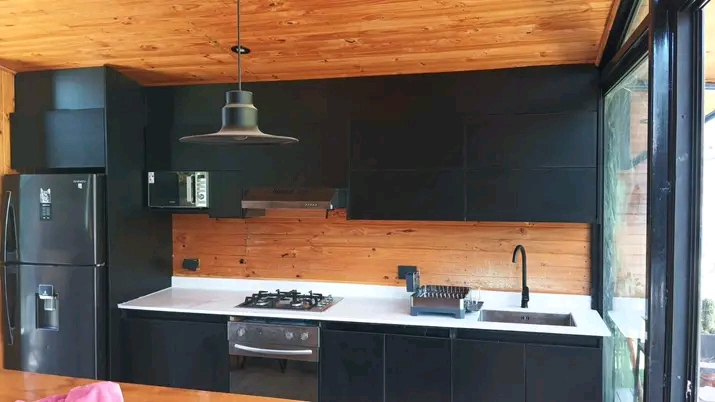Cocina de concepto abierto estilo rústico moderno en Peñaflor