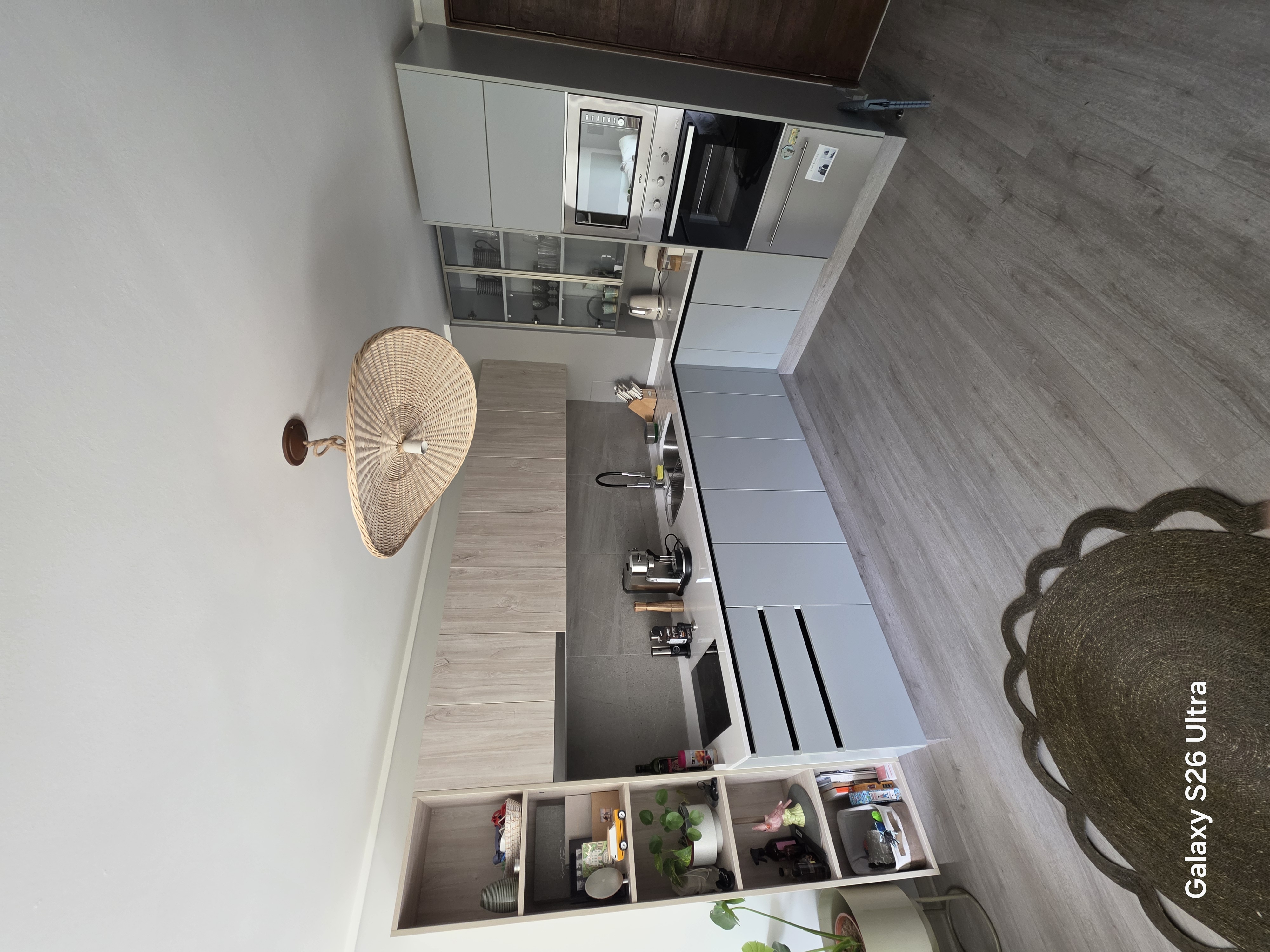 Open plan kitchen de estilo nórdico monocromático en Puente Alto
