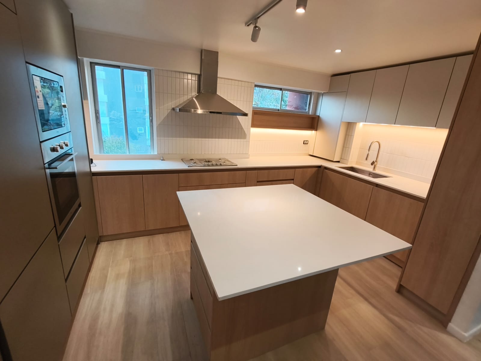 Cocina de concepto abierto con isla en Vitacura